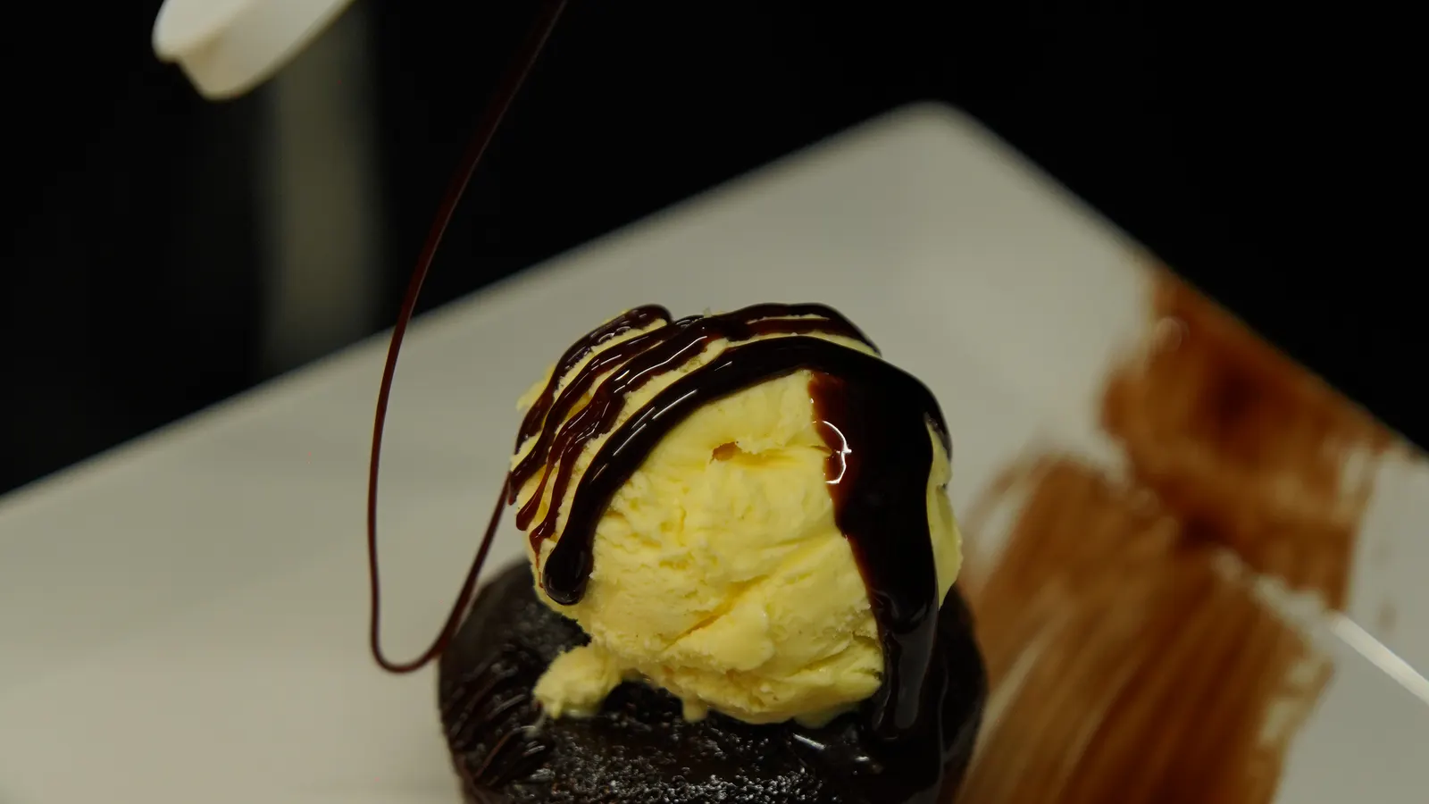 Brownie cu înghețată și sos de ciocolată
