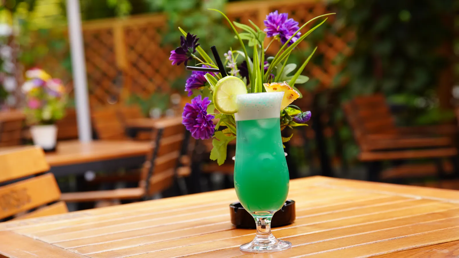 Cocktail servit pe terasa Coco Jar