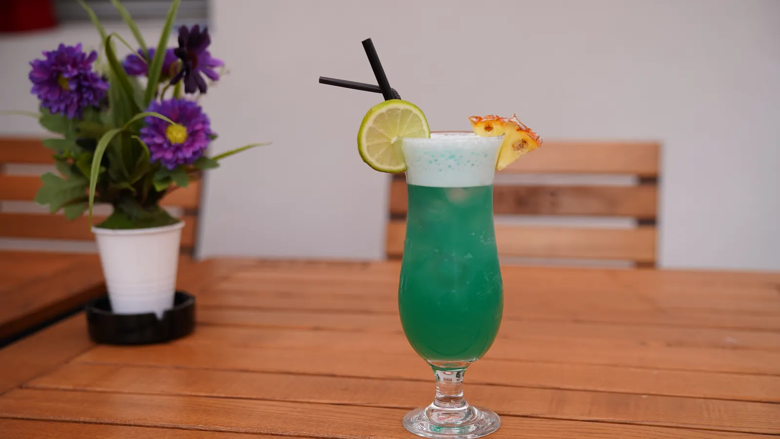 Cocktail rece servit la Coco Jar