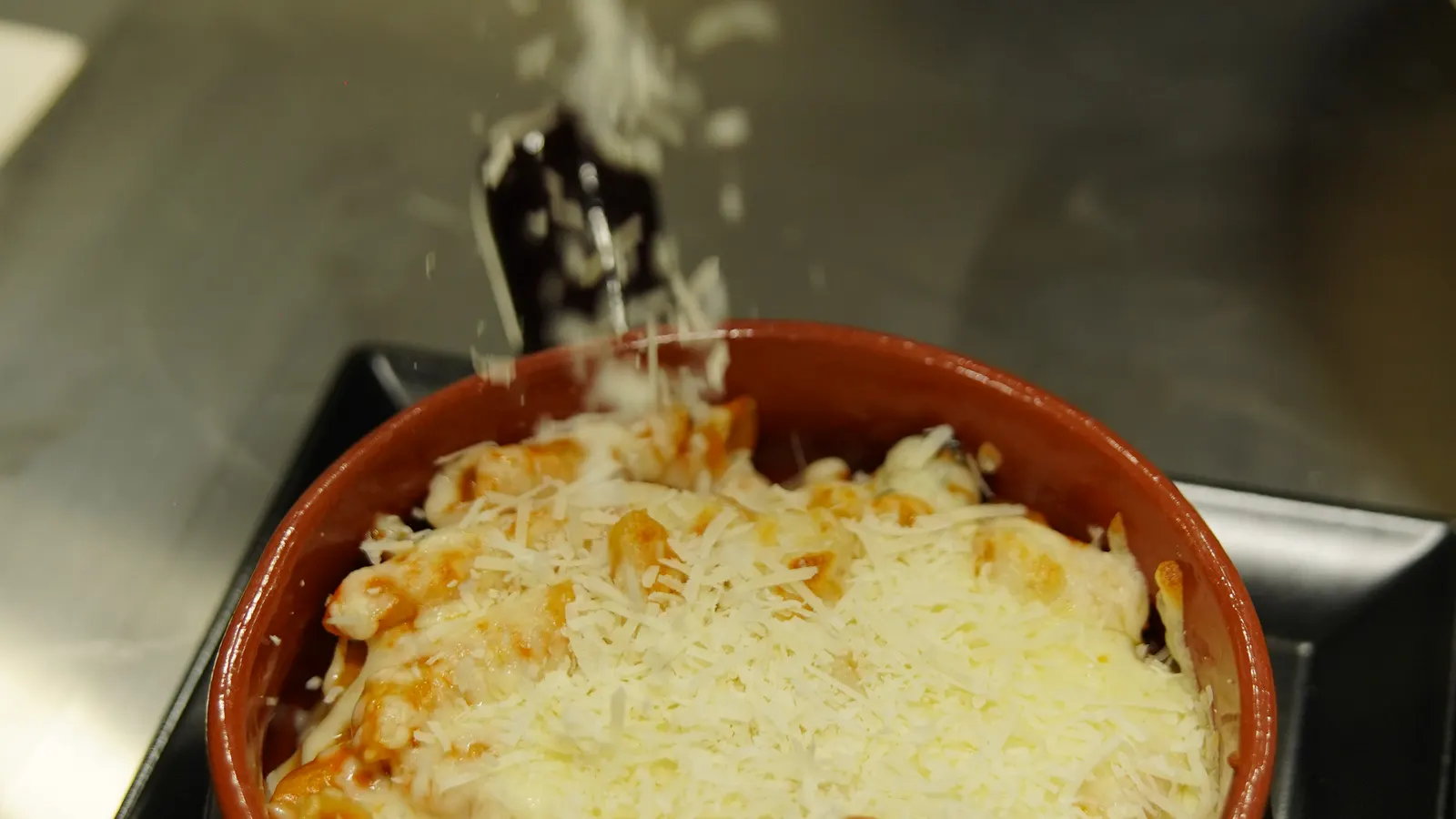 Preparat gratinat servit în vas ceramic