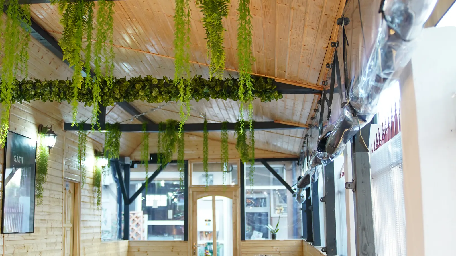 Interiorul cald al restaurantului Coco Jar