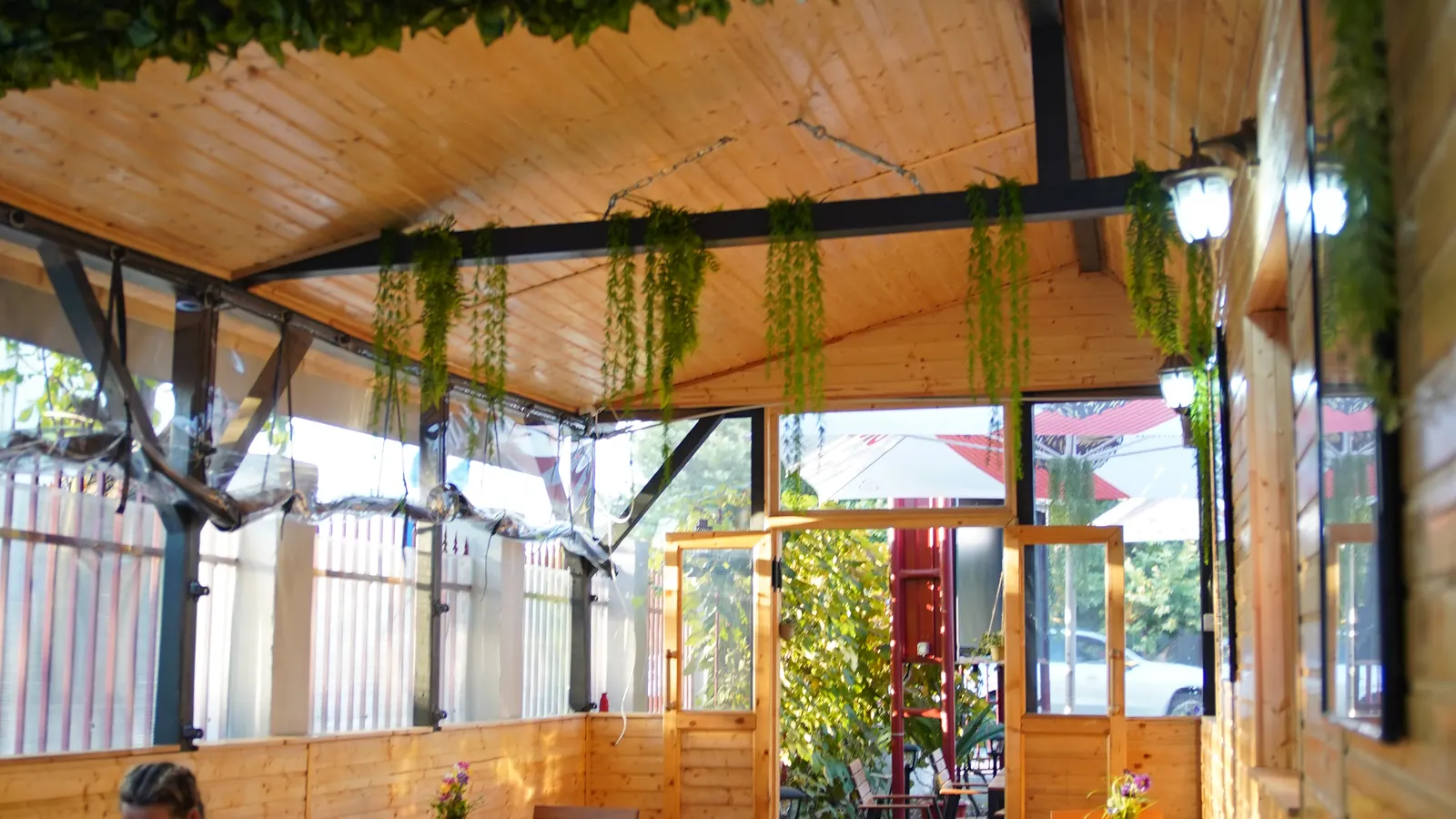Zona de mese din interiorul Coco Jar