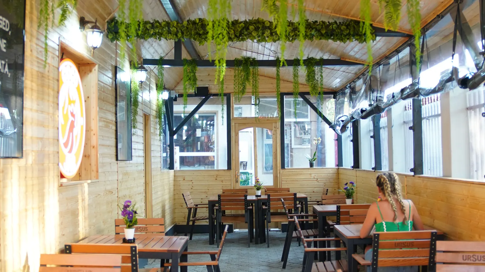 Mese și finisaje din lemn în restaurantul Coco Jar